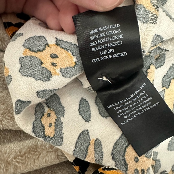 Never worn silky feel skirt with button details - Picture 6 of 7